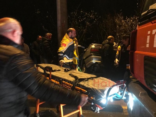 Pazarköy'de otomobil direğe çarptı: 4 yaralı